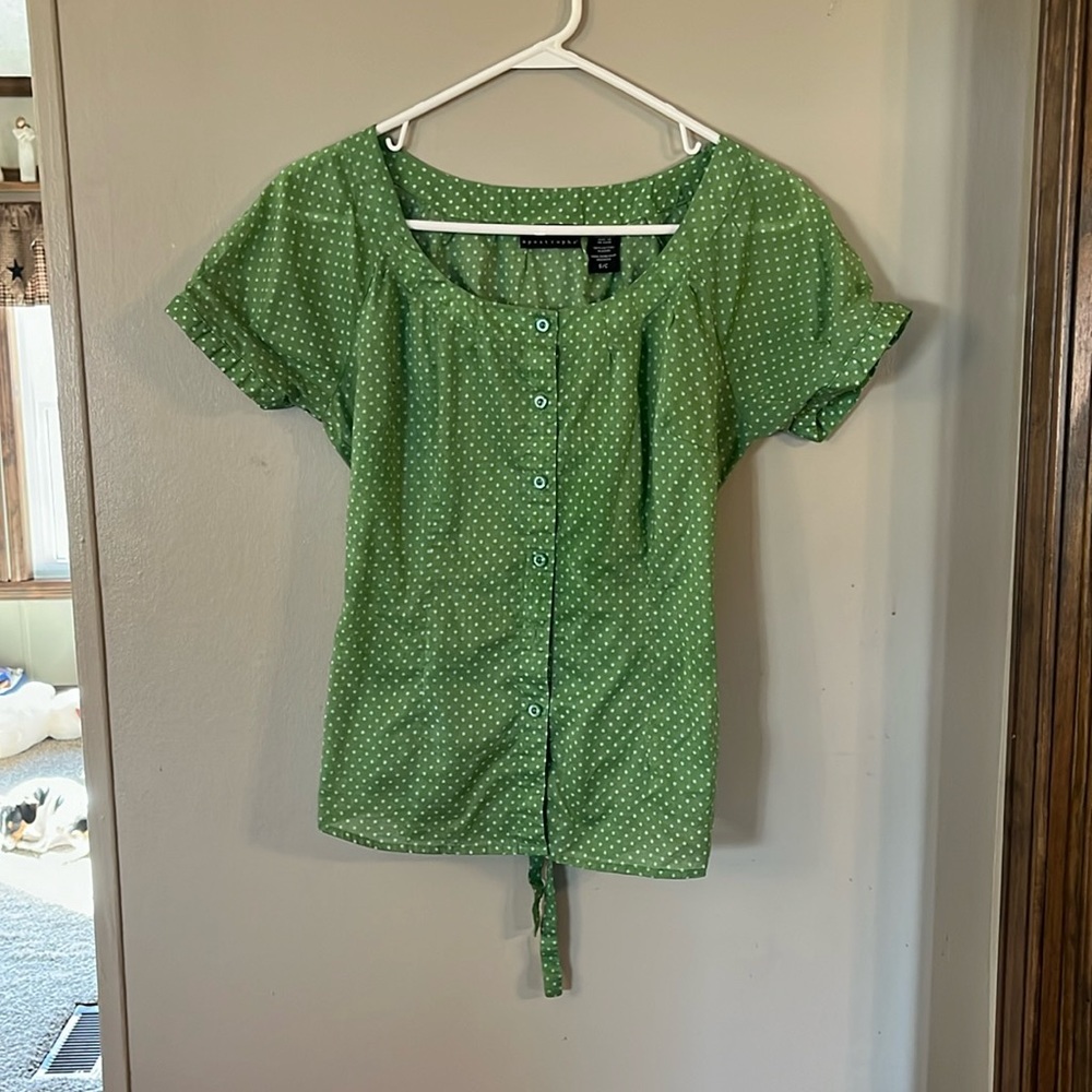 🔥price drop🔥 Apostrophe green and white polka dot  short sleeve top. Size S